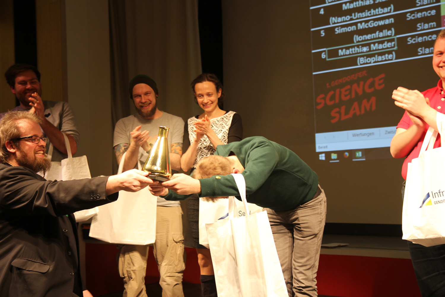 Wissenschaft mit großem Unterhaltungswert – das ist der Science Slam Gendorf. Nachwuchswissenschaftler Matthias Mader überzeugte letztes Jahr mit seinem witzigen Vortrag „Unsichtbares sehen. Wie man durchsichtige Nanoteilchen detektiert“ und brachte den Saal zum Toben.